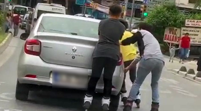 İstanbul’da tıka basa yolcu dolu giden minibüsü kamerada