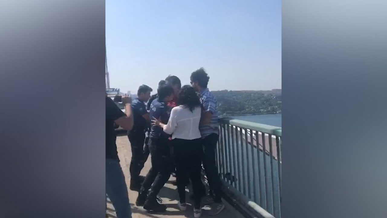 Köprüye pankart asan vekiller polise saldırdı