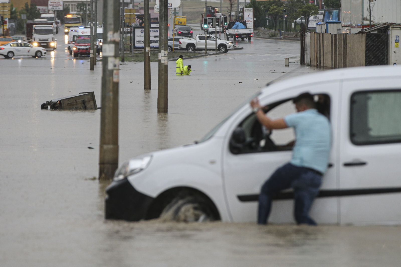 Ankara'da yollar göl oldu