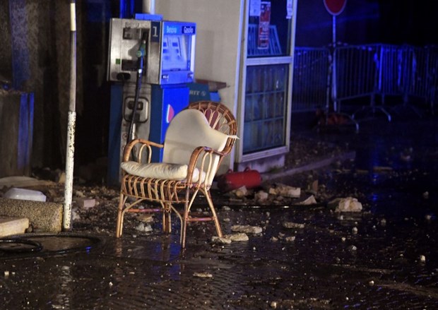 İtalya'da deprem sonrası halk geceyi sokaklarda geçirdi
