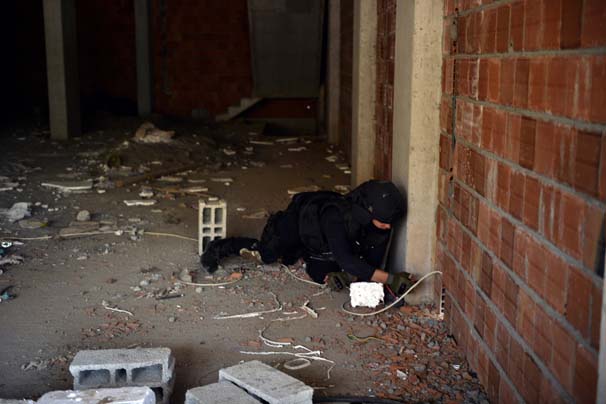 Nusaybin'de tuzaklanan el yapımı patlayıcılar imha ediliyor