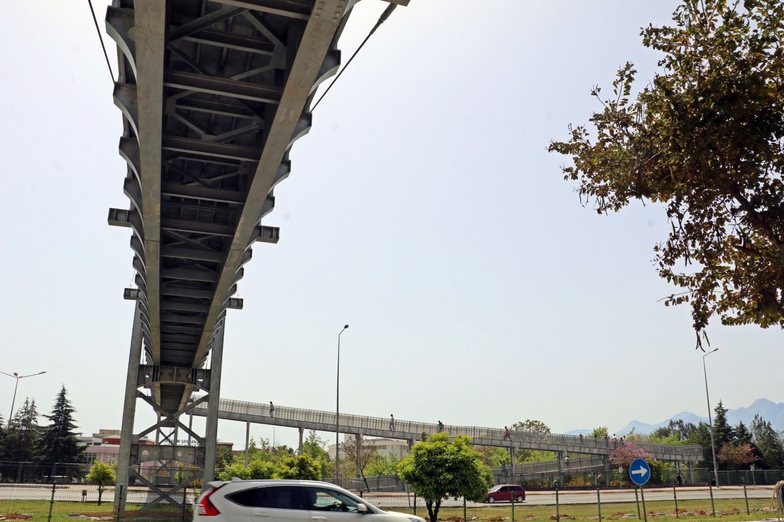 Üniversiteli gençleri çileden çıkartan 250 metrelik üst geçit