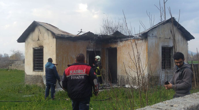 Kullanılmayan okul lojmanı alev alev yandı