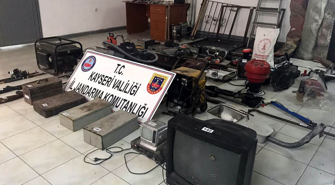 Bağ evi hırsızları yakalandı