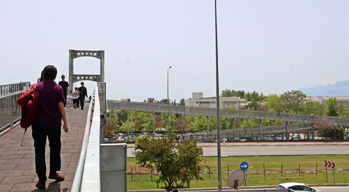 Üniversiteli gençleri çileden çıkartan 250 metrelik üst geçit