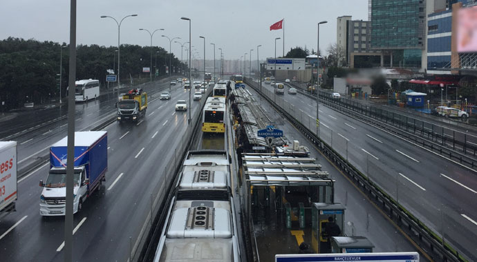 Bahçelievler'de metrobüs kazası: 3 yaralı
