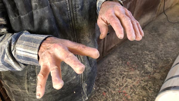 Azmi ile görenleri şaşırtıyor! 72 yıldır yaptığı iş ellerini bu hale getirdi