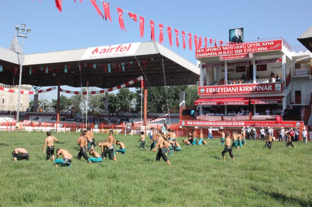 Pehlivanlar er meydanında Pehlivanlar er meydanında