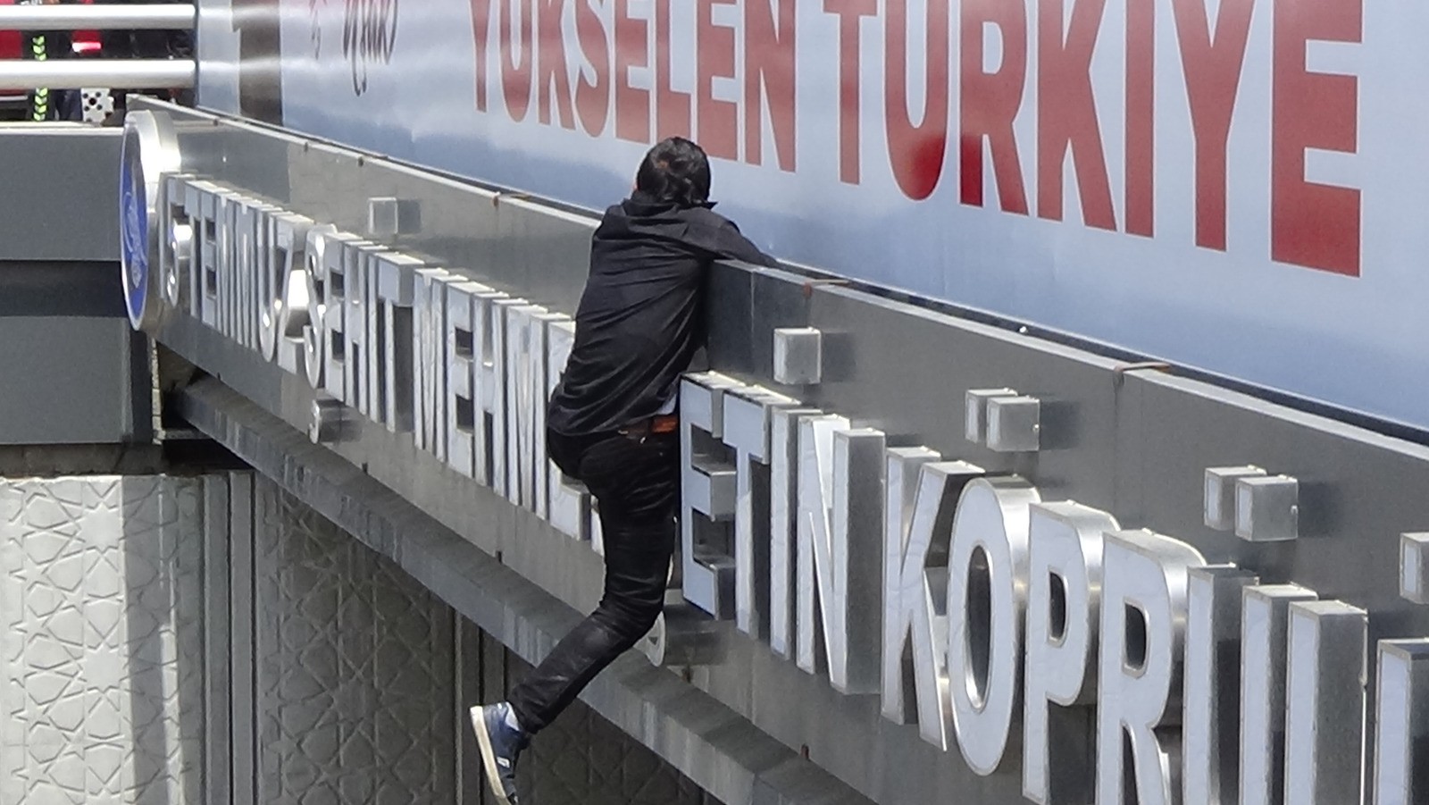 Atlamak için çıktığı köprülü kavşaktan kurtarılan adam koşarak kaçtı