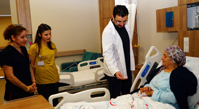 Öksürük şikayetiyle geldi hastaneye gelen kadının akciğerinden toplu iğne çıktı