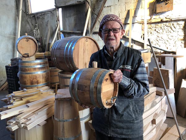 Azmi ile görenleri şaşırtıyor! 72 yıldır yaptığı iş ellerini bu hale getirdi