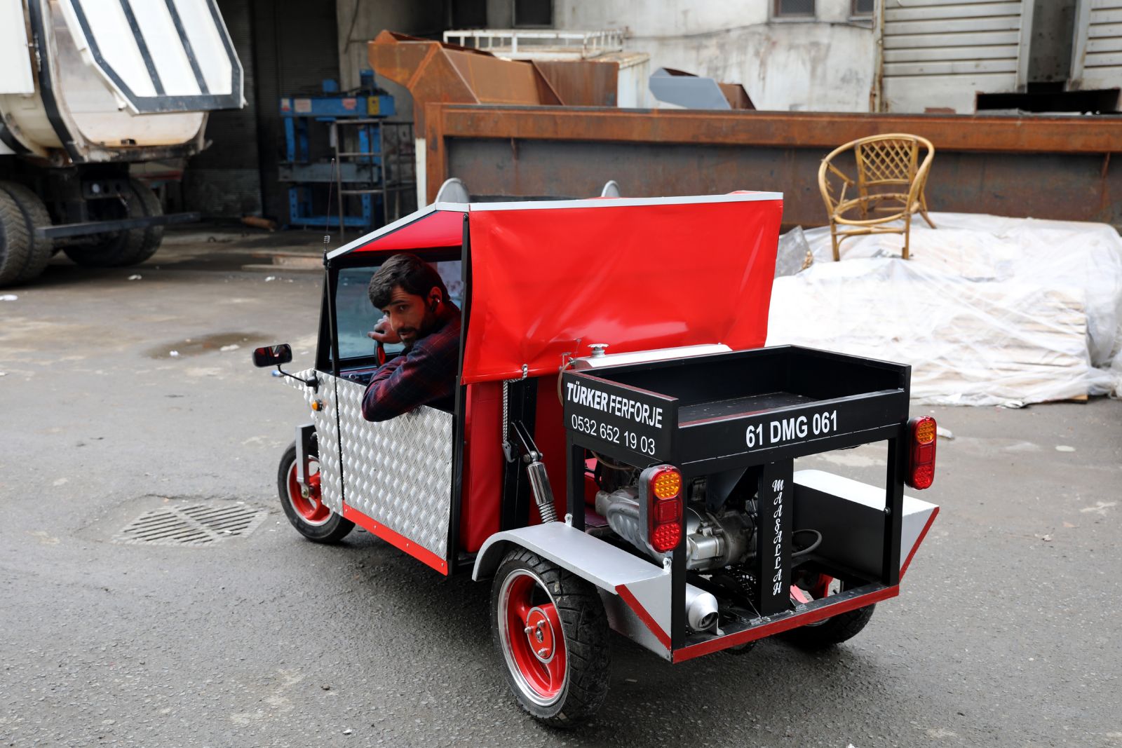 Trabzonlu demir ustası kendi otomobilini yaptı