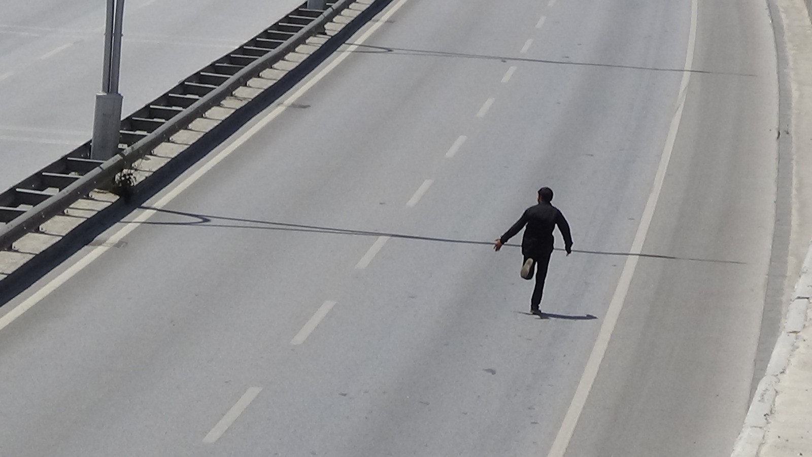 Atlamak için çıktığı köprülü kavşaktan kurtarılan adam koşarak kaçtı