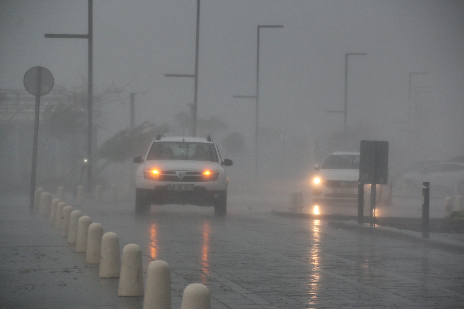 Meteoroloji uyarmıştı! Antalya'da köprü çöktü, yollar kapandı