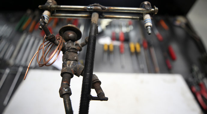 Atık malzemeleri hayalleriyle süslüyor