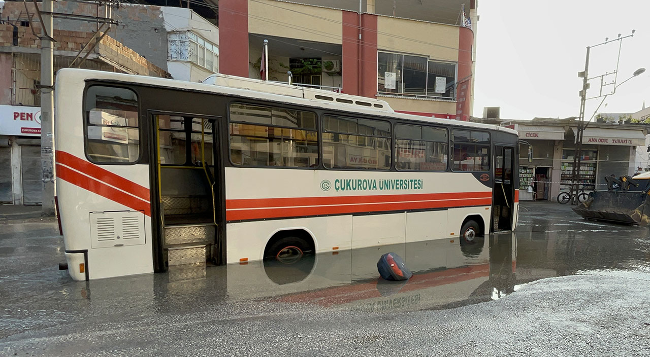 Adana sular altında kaldı: Midibüs ve motosikletler çukura düştü