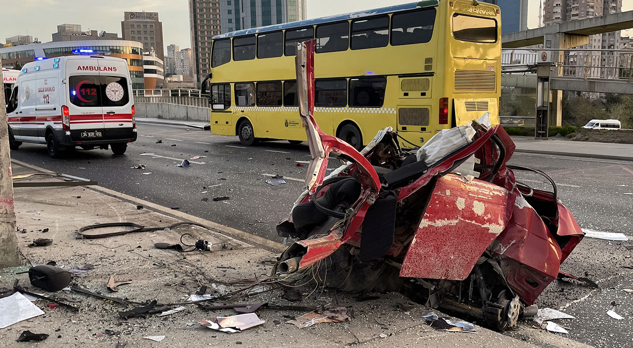 Maltepe'de otomobil ikiye ayrıldı Maltepe'de otomobil ikiye ayrıldı