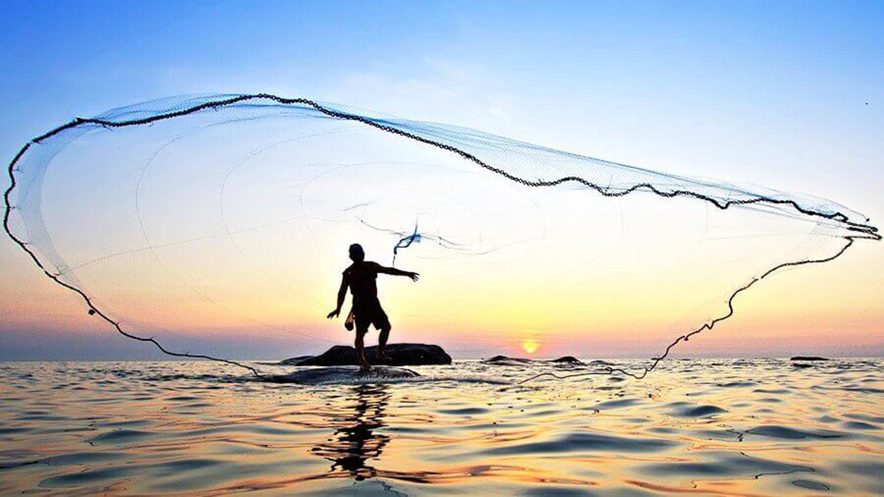 Balık tutmak için denize attığı ağ sonu oldu