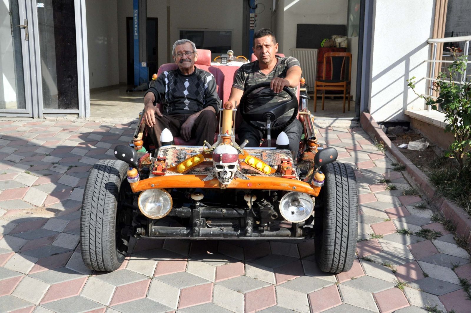 Hurda parçalarından otomobil yaptı!