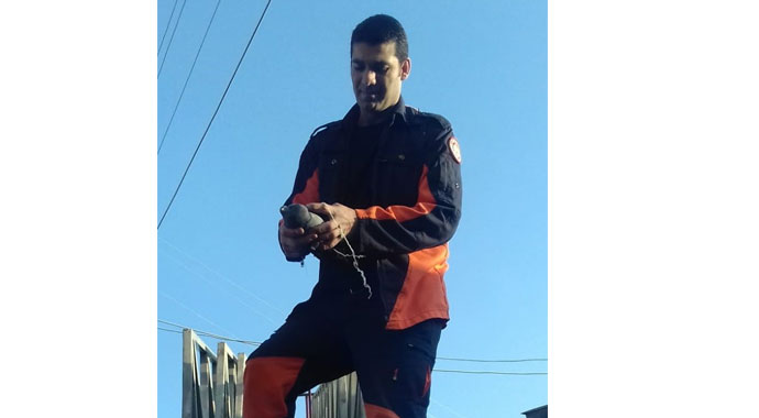 Elektrik teline takılan güvercin kurtarıldı