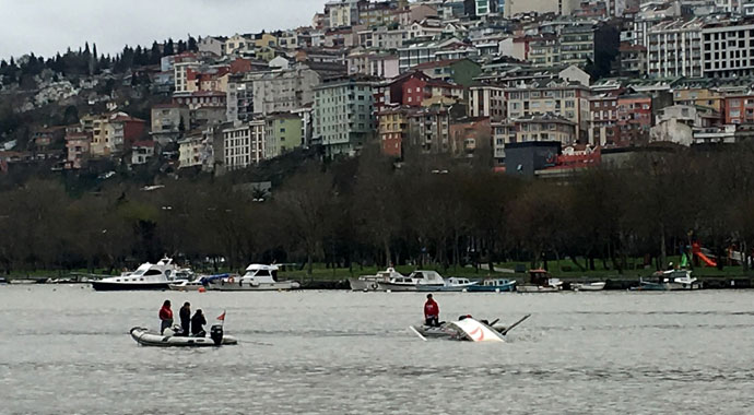 Haliç'te yelkenli alabora oldu, 2 kişi kurtarıldı