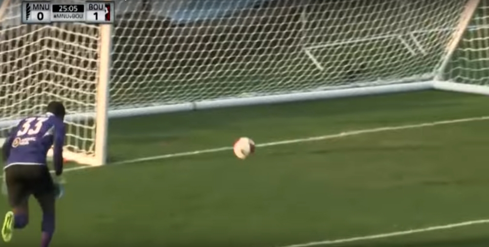 Eski Antalyasporlu kaleci 'Kendi kalesine gol' kavramını yeniden yazdı Eski Antalyasporlu kaleci 'Kendi kalesine gol' kavramını yeniden yazdı