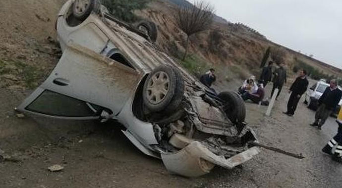 Lastiği patlayan otomobil takla attı: 2 yaralı