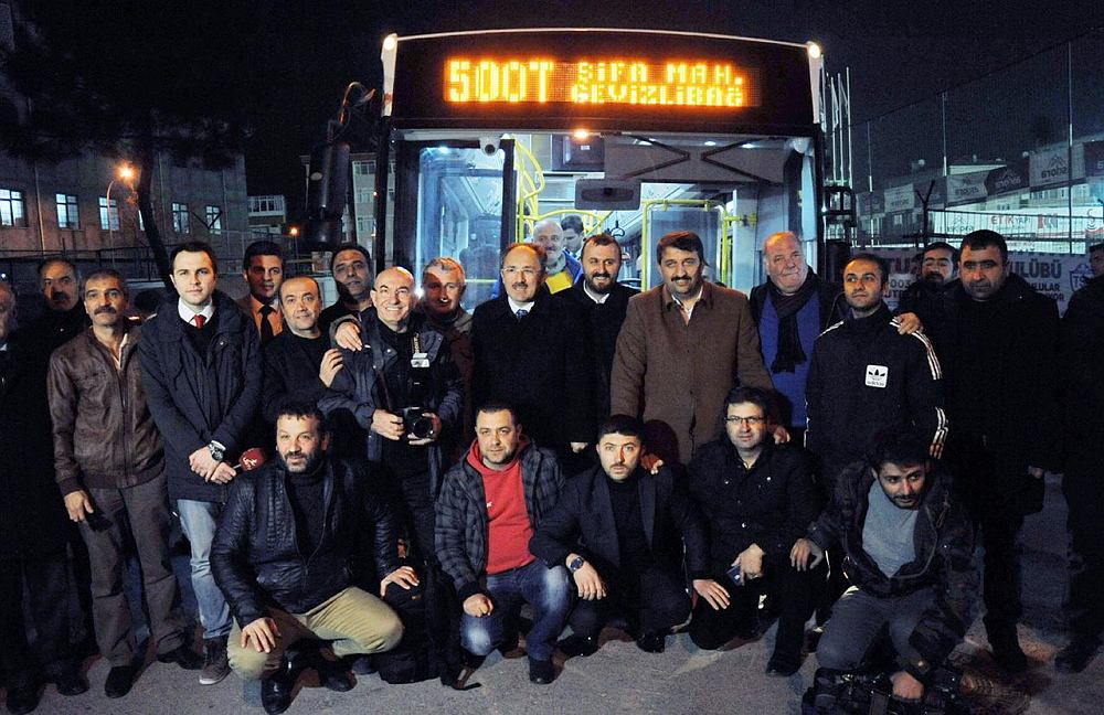 Futbolcular akbil basarak otobüse bindi Futbolcular akbil basarak otobüse bindi