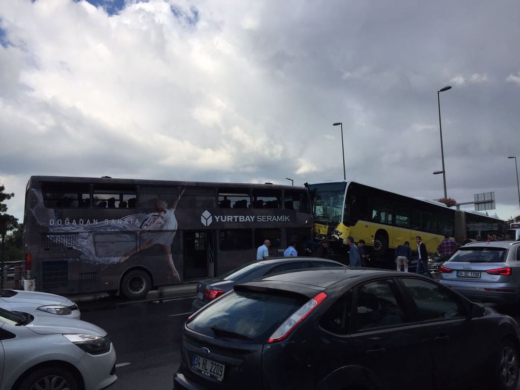 Metrobüs yolunda feci kaza!