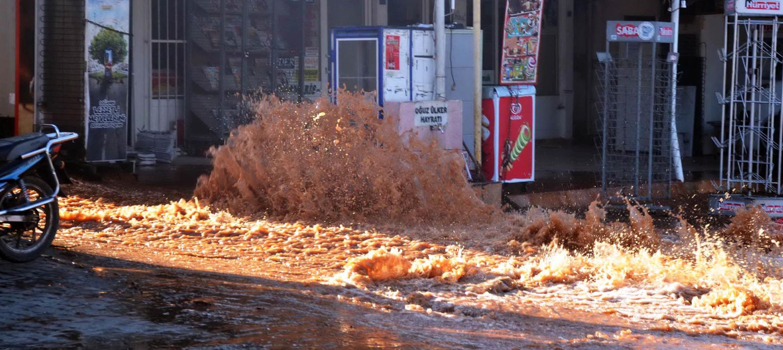 Su borusu bomba gibi patladı, 4 metre çukur açıldı