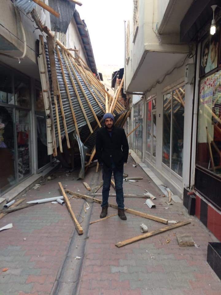 Malatya'da fırtına çatıları uçurdu