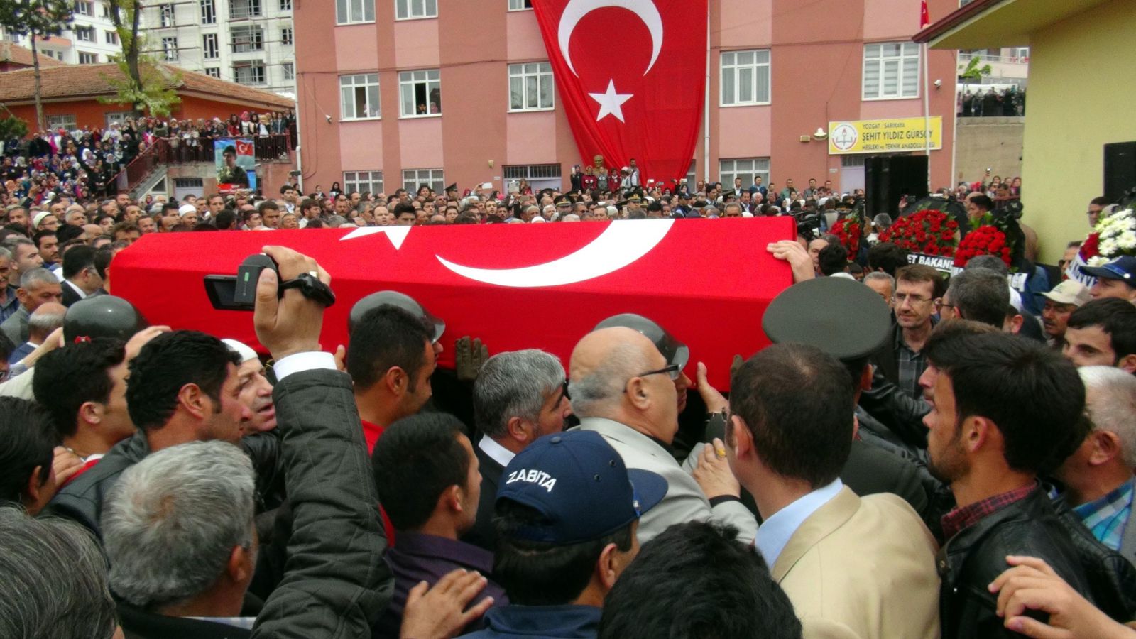 Şehit oğlunun cenaze namazını kıldıran babadan teröre tepki