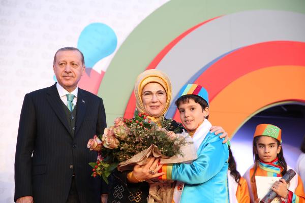 Cumhurbaşkanı Erdoğan torununa mezuniyet belgesini verdi