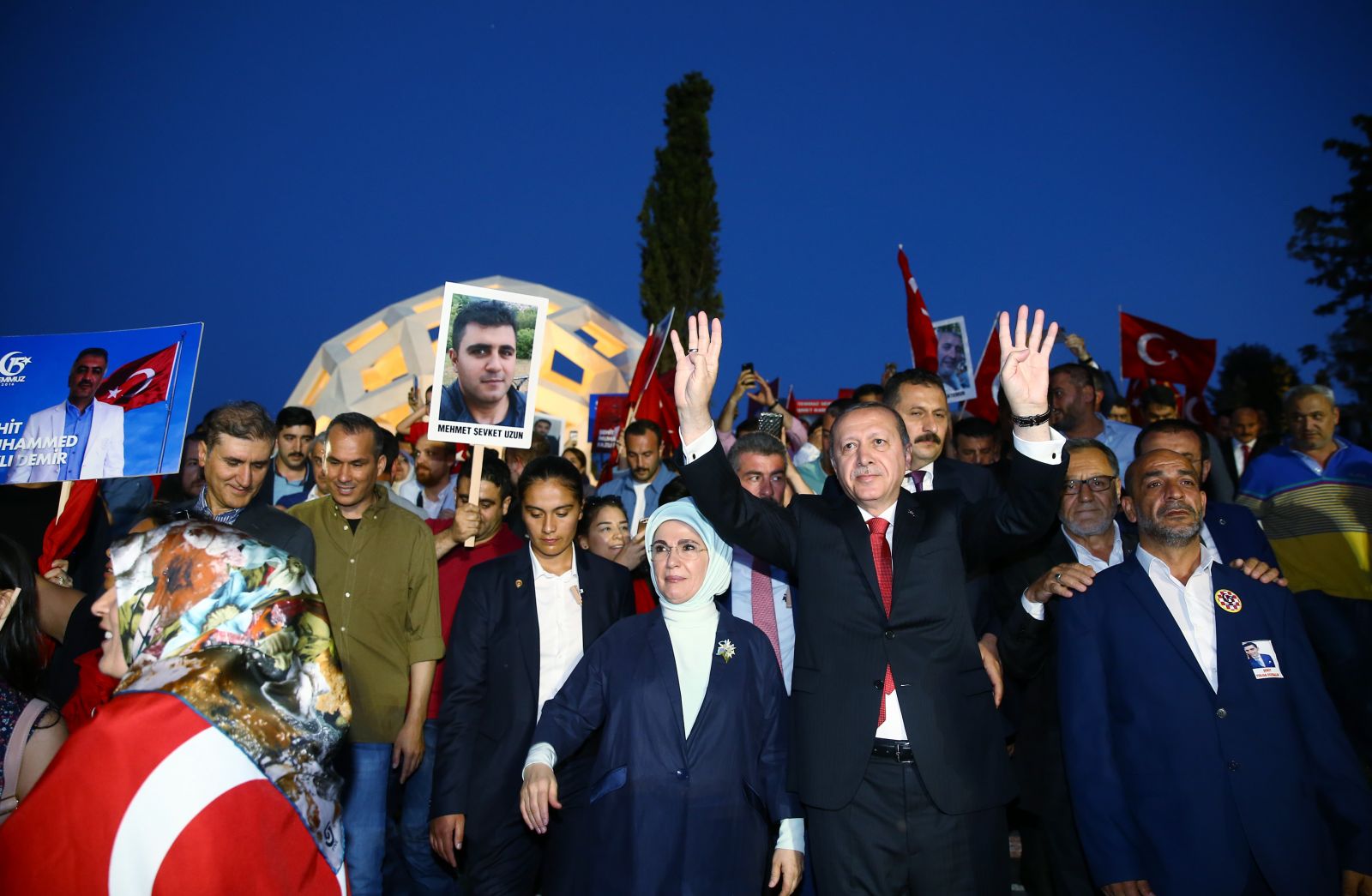 Cumhurbaşkanı Erdoğan'ın Şehitler Köprüsü'ne yürüyüşü