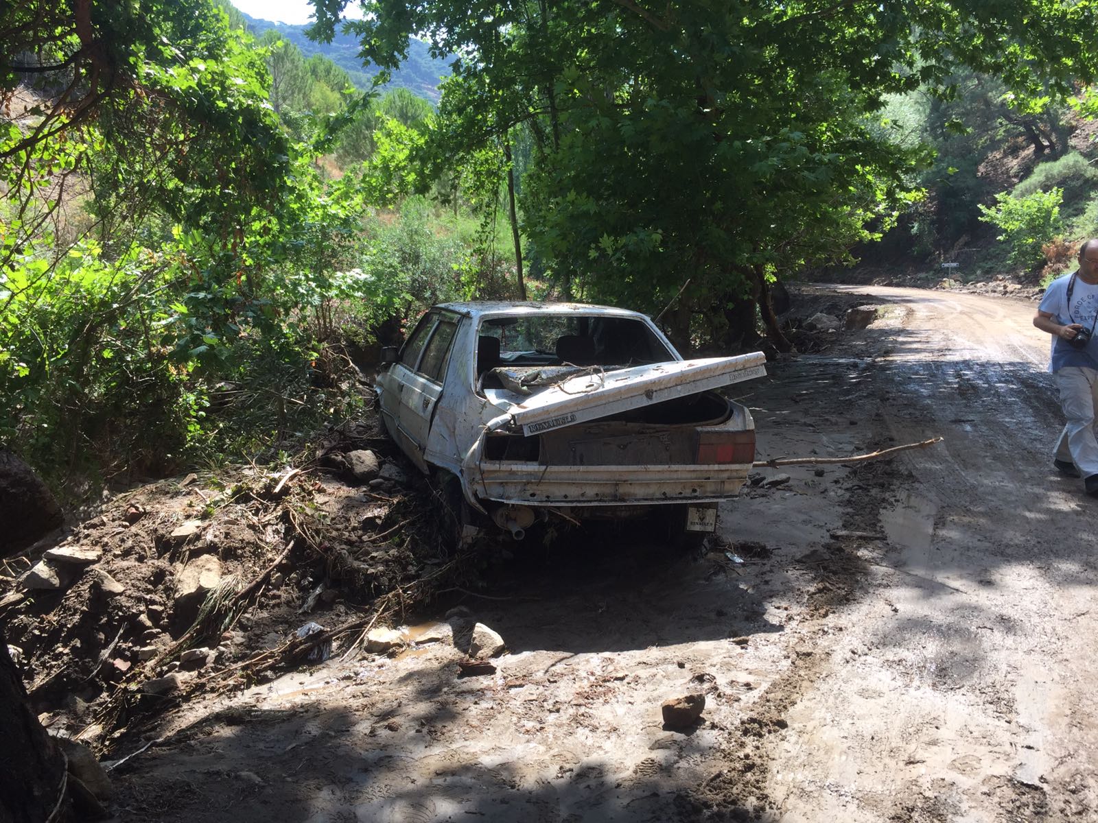 Burhaniye'de sel araçları sürükledi
