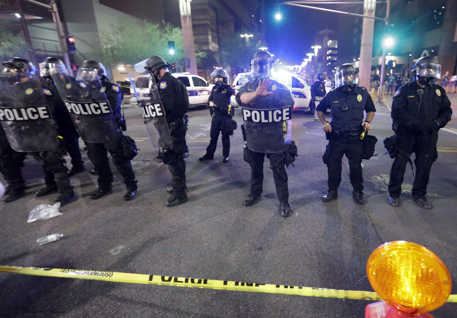 Trump mitingi öncesi Phoenix sokakları karıştı