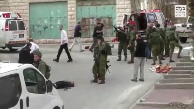 İsrail askeri yaralı halde yerde yatan Filistinliyi infaz etti