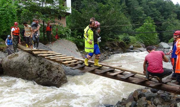 Rize'de dereler taştı, 5 kişilik aile mahsur kaldı