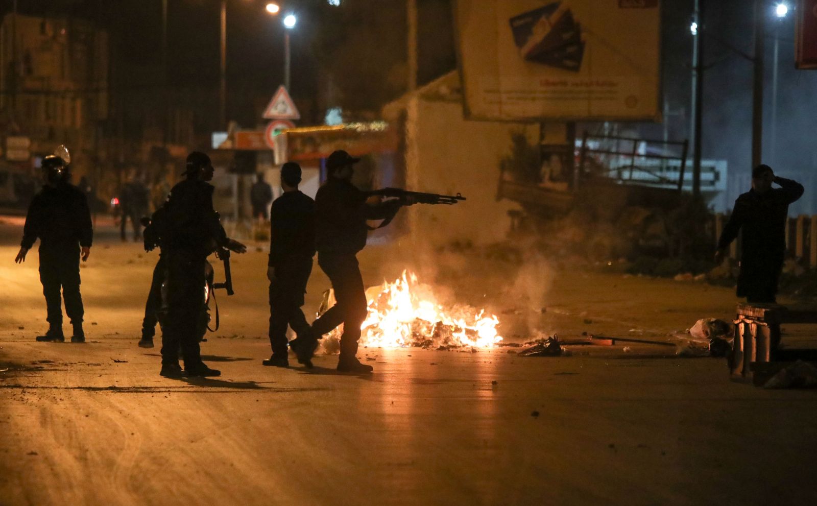 Tunus alev alev! Protestoların üçüncü gününde çatışma çıktı