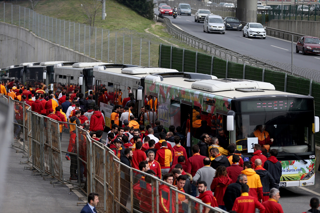 Derbi öncesi büyük şok! Otobüsten düşen Galatasaray taraftarı ağır yaralandı
