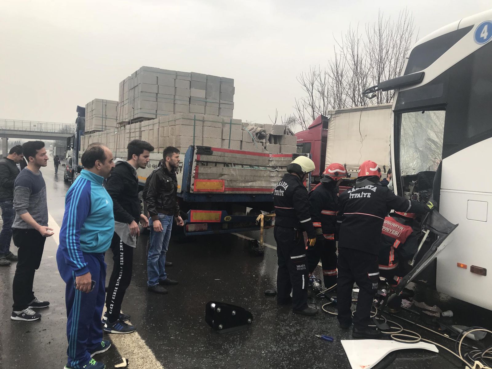 TEM'de zincirleme kaza! İstanbul yönü kilit