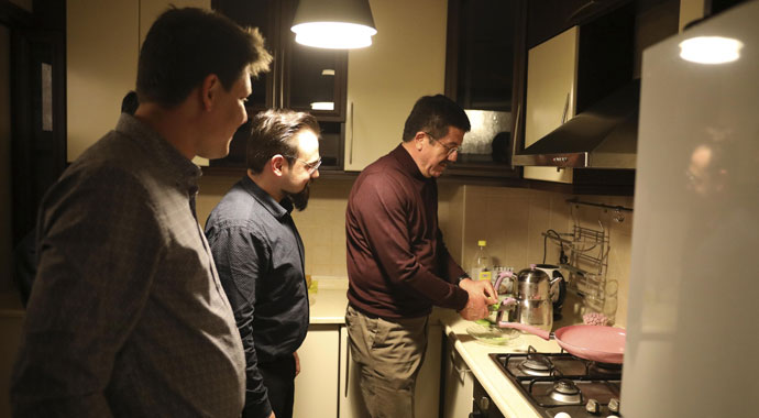 Nihat Zeybekci’den öğrencilere menemen sürprizi