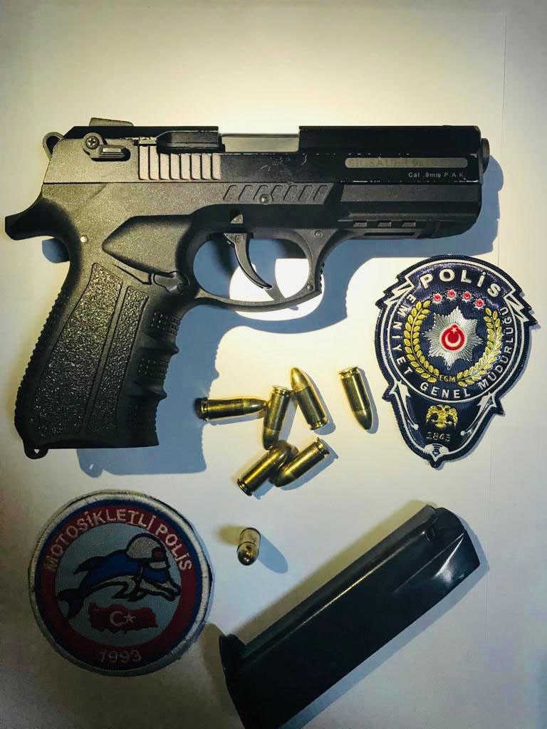 Otomobil bagajından Kalaşnikof çıktı