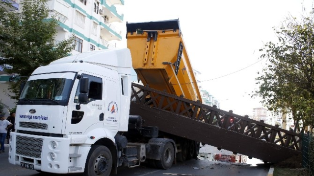 Kamyonun açılan damperi üst geçidi yıktı