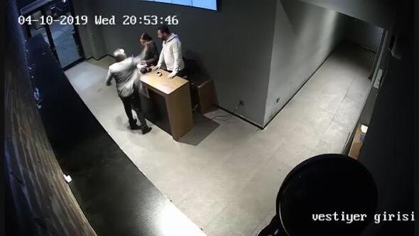 Patrondan çalışanlarına “ayağa kalkmadın” dayağı