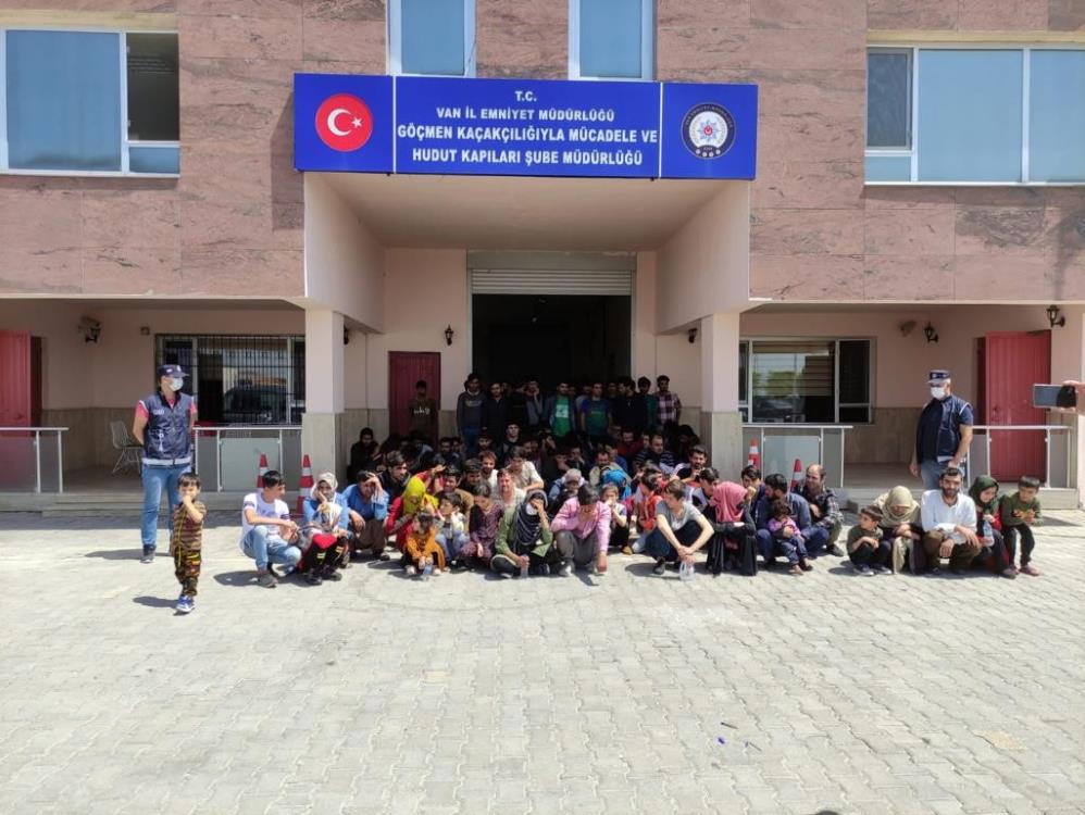 Emniyet şok evlerini yıktı! 2 daireden 115 kişi çıktı