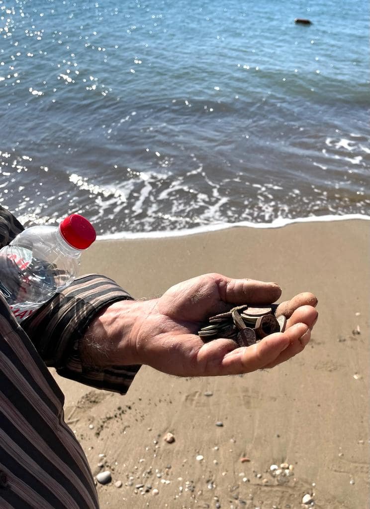 Yaz aylarının gözbebeği Antalya sahilleri define avcılarının istilasına uğradı
