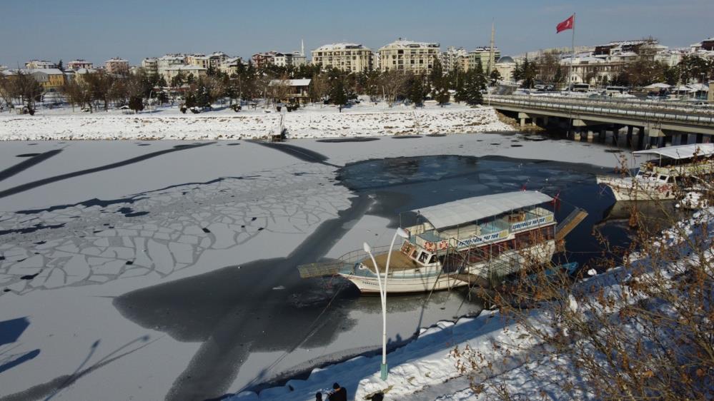 Hava eksi 16 dereceyi gördü, göl dondu