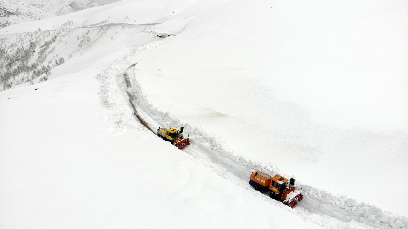 Bir yanda bahar, diğer yanda 8 metre kar
