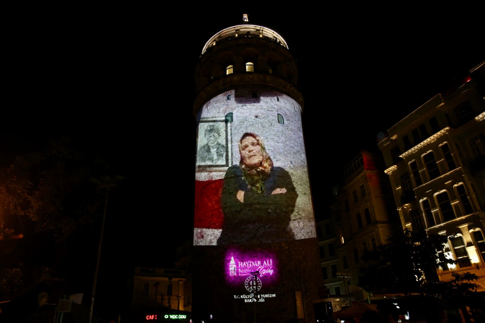 Galata Kulesi annelerin fotoğraflarıyla süslendi